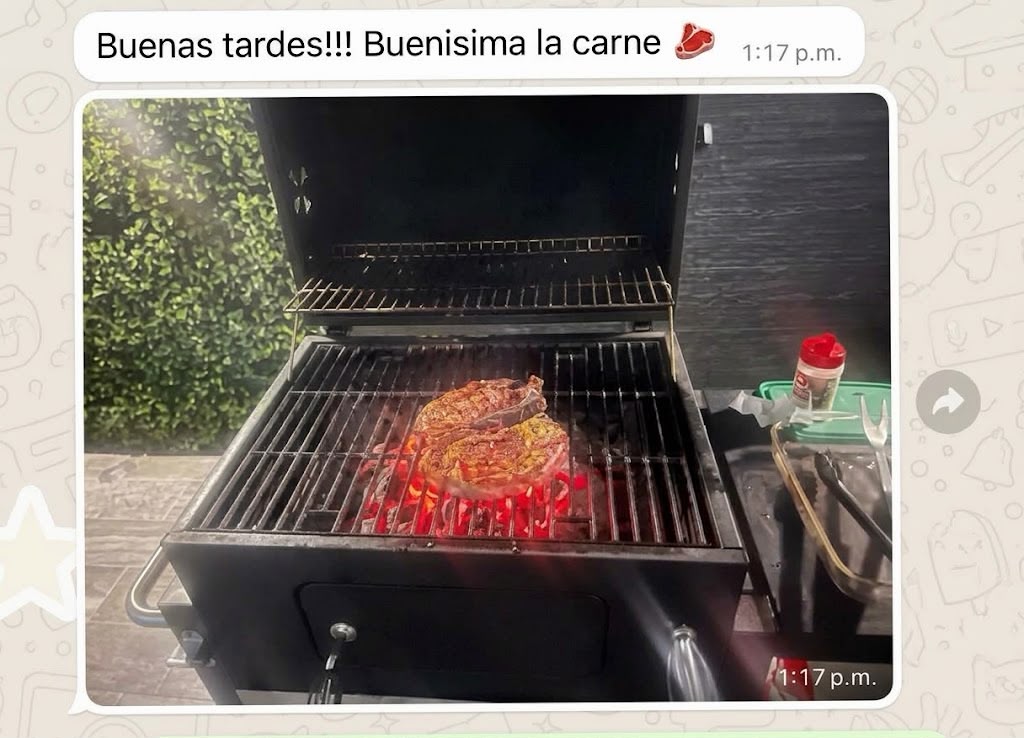 Captura de WhatsApp: un cliente comparte su corte en el asador y dice que la carne estuvo buenísima